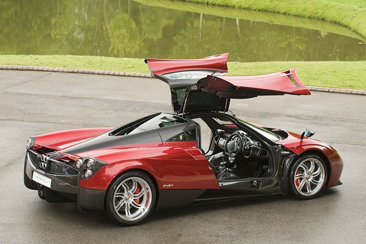 Ngam Pagani Huayra hang 